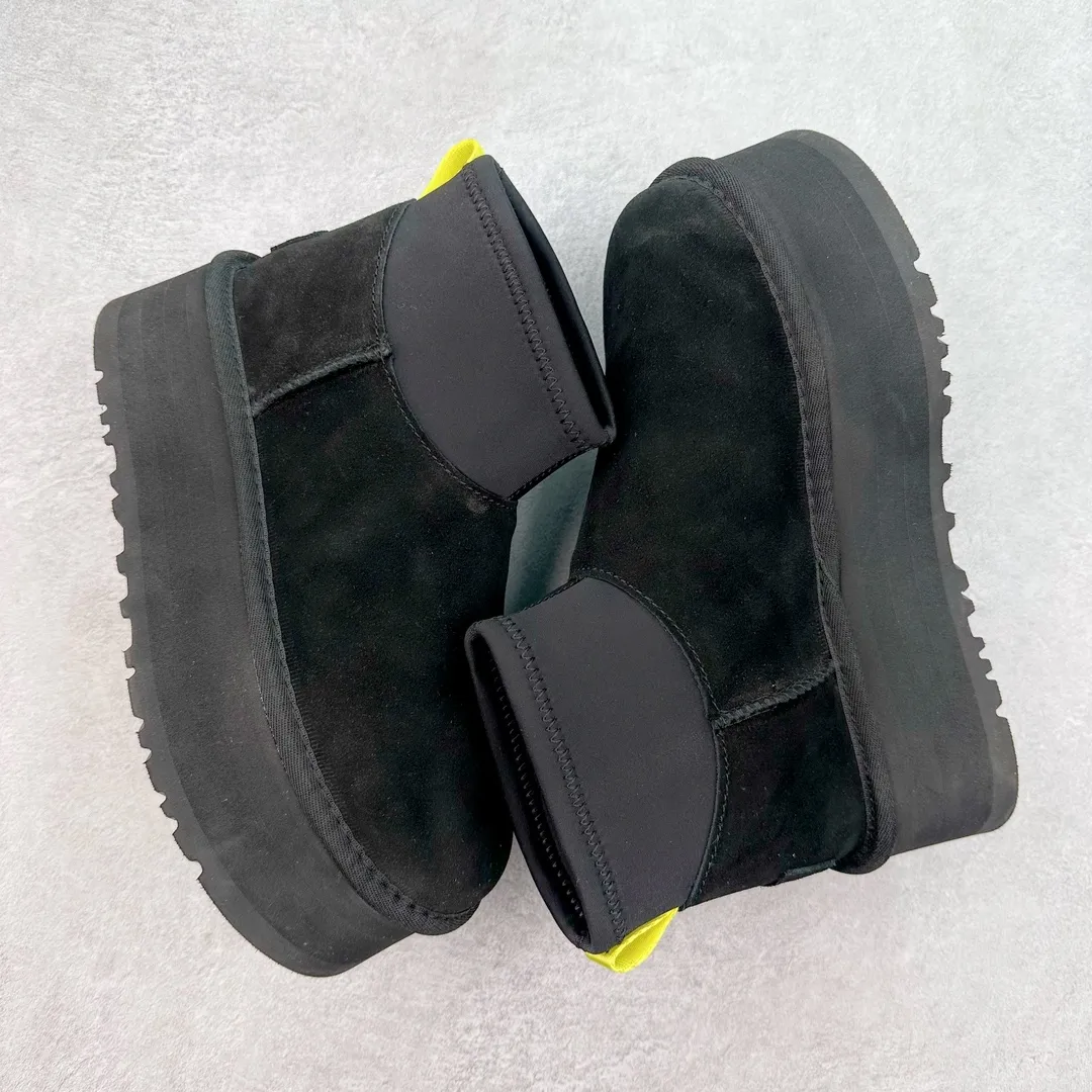 Pick up locally💰520 UGG 8170 classic autumn and winter sheepskin and fur integrated snow boots. Private order price and ingenious positioning. Direct supply from Sangpo eight-year-old factory. Reject high profits. Differentiate pig-killing version. Longfeng A-grade Australian imported sheepskin and fur integrated. Fully follow the ZP process. OEM original pattern maker. Adhere to no original shoes and no development options. Pay attention to every detail. The most authentic version on the market. TREADLITE "light wing" technology outsole. Lightweight/durable/flexible/pile-type suede upper, fine skin-friendly recycled polyester fiber piping, comfortable and easy to care for, good warmth retention, UGG plush™ lining and insole, soft and skin-friendly, comfortable and warm, classic shoe shape with lightweight thick sole, stable and fashionable for autumn and winter street style, Treadlite by UGG light wing outsole, light cushioning, reducing the burden on your feet, comfortable and lightweight, helping you to play easily all day long. Size: 35 36 37 38 39 40 41 Coding: by3936000